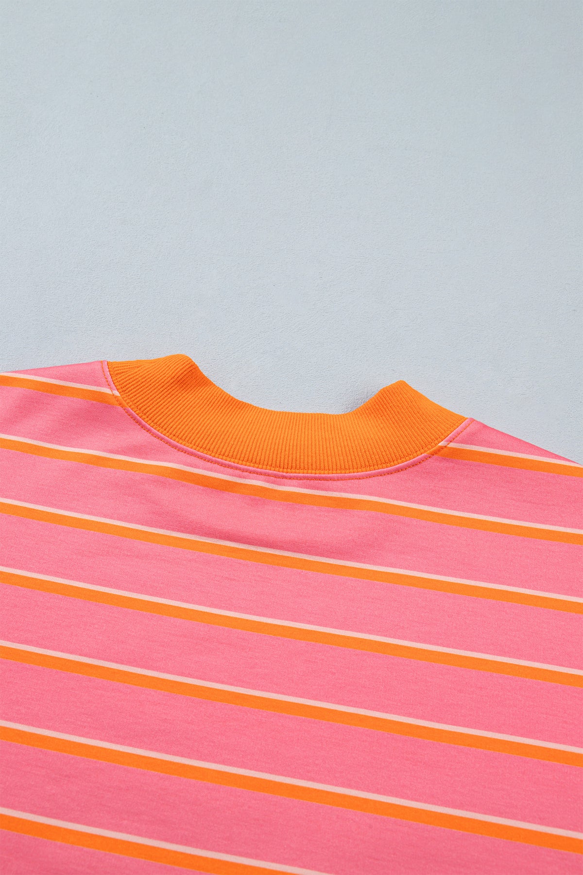 Conjunto de 2 piezas: jersey de manga larga con bolsillos y shorts con ribete de bloques de color y rayas rosas.