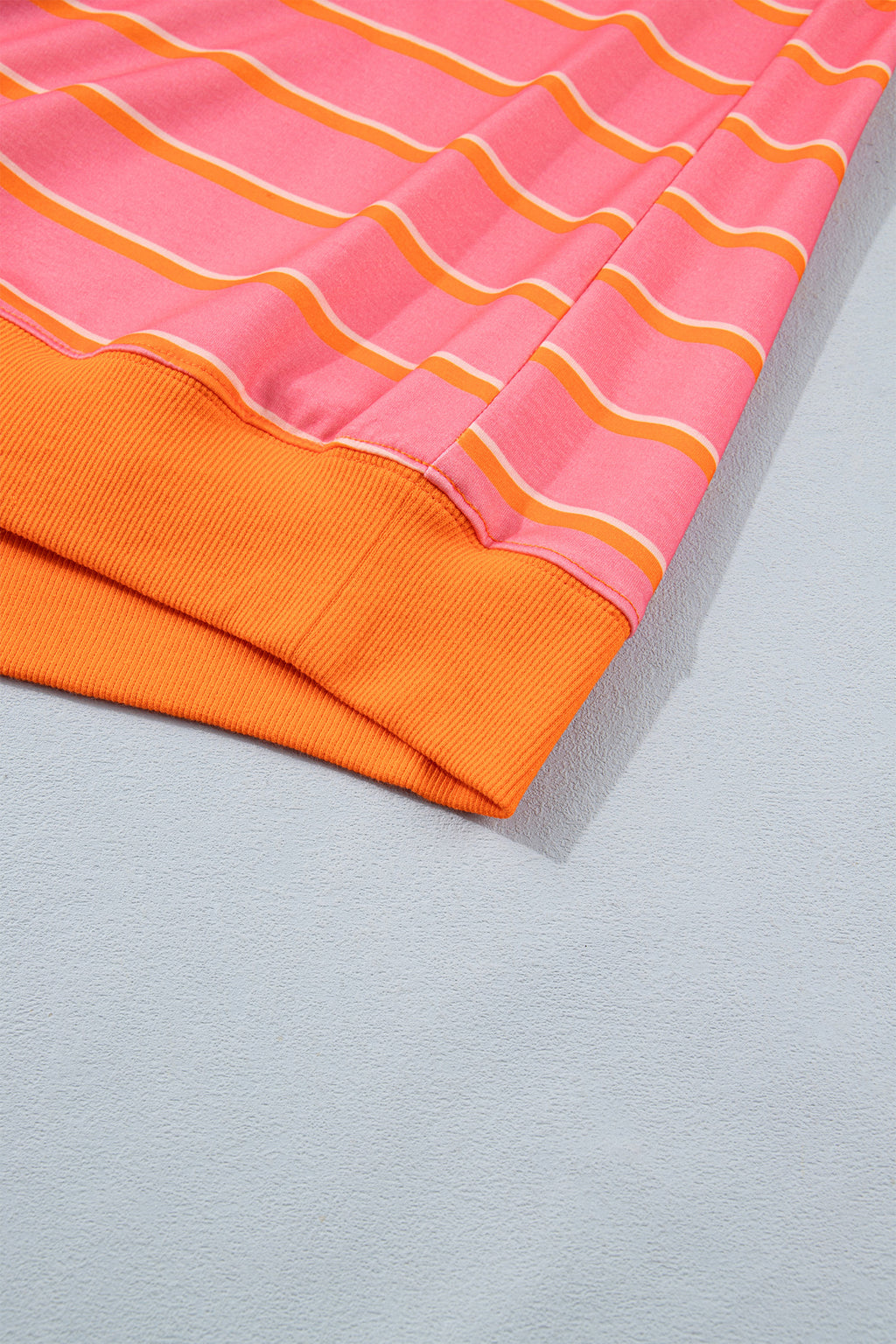 Conjunto de 2 piezas: jersey de manga larga con bolsillos y shorts con ribete de bloques de color y rayas rosas.