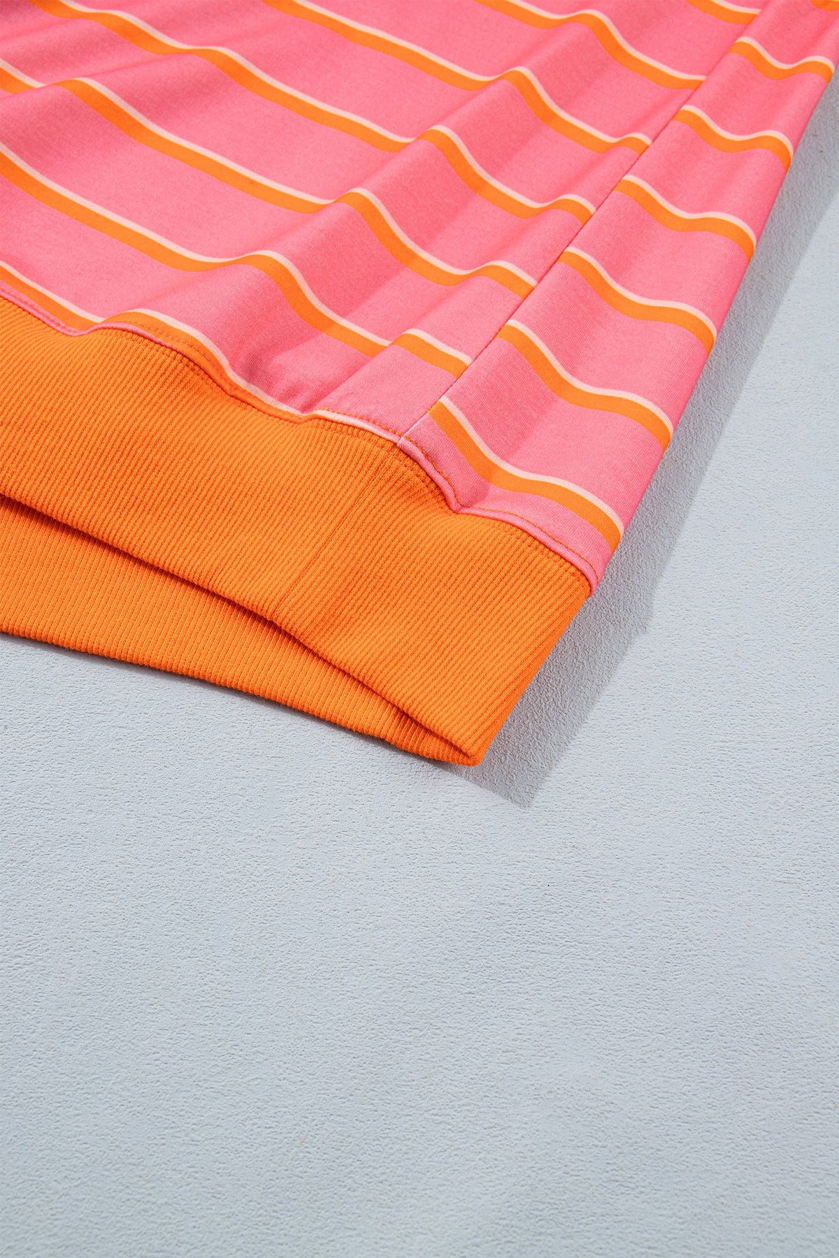Conjunto de 2 piezas: jersey de manga larga con bolsillos y shorts con ribete de bloques de color y rayas rosas.
