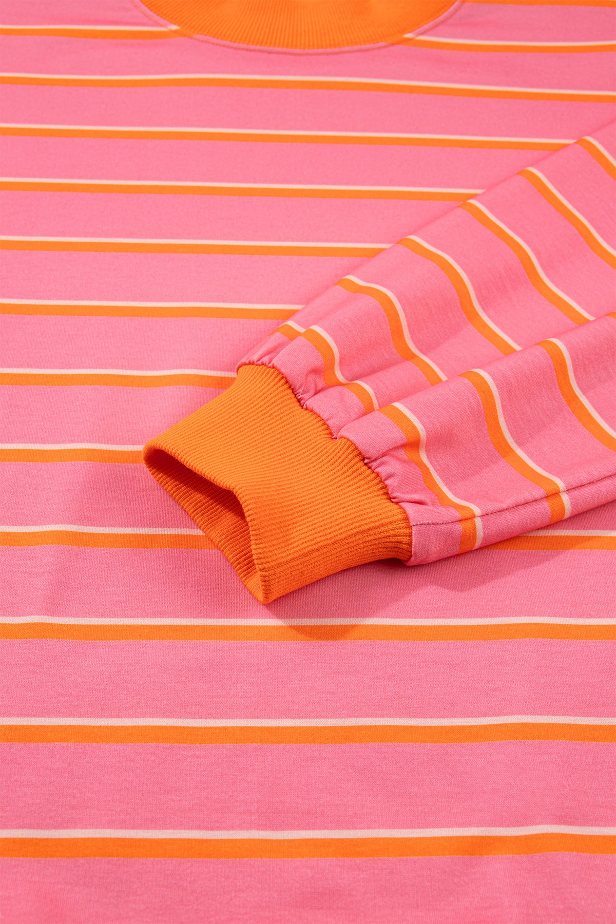 Conjunto de 2 piezas: jersey de manga larga con bolsillos y shorts con ribete de bloques de color y rayas rosas.