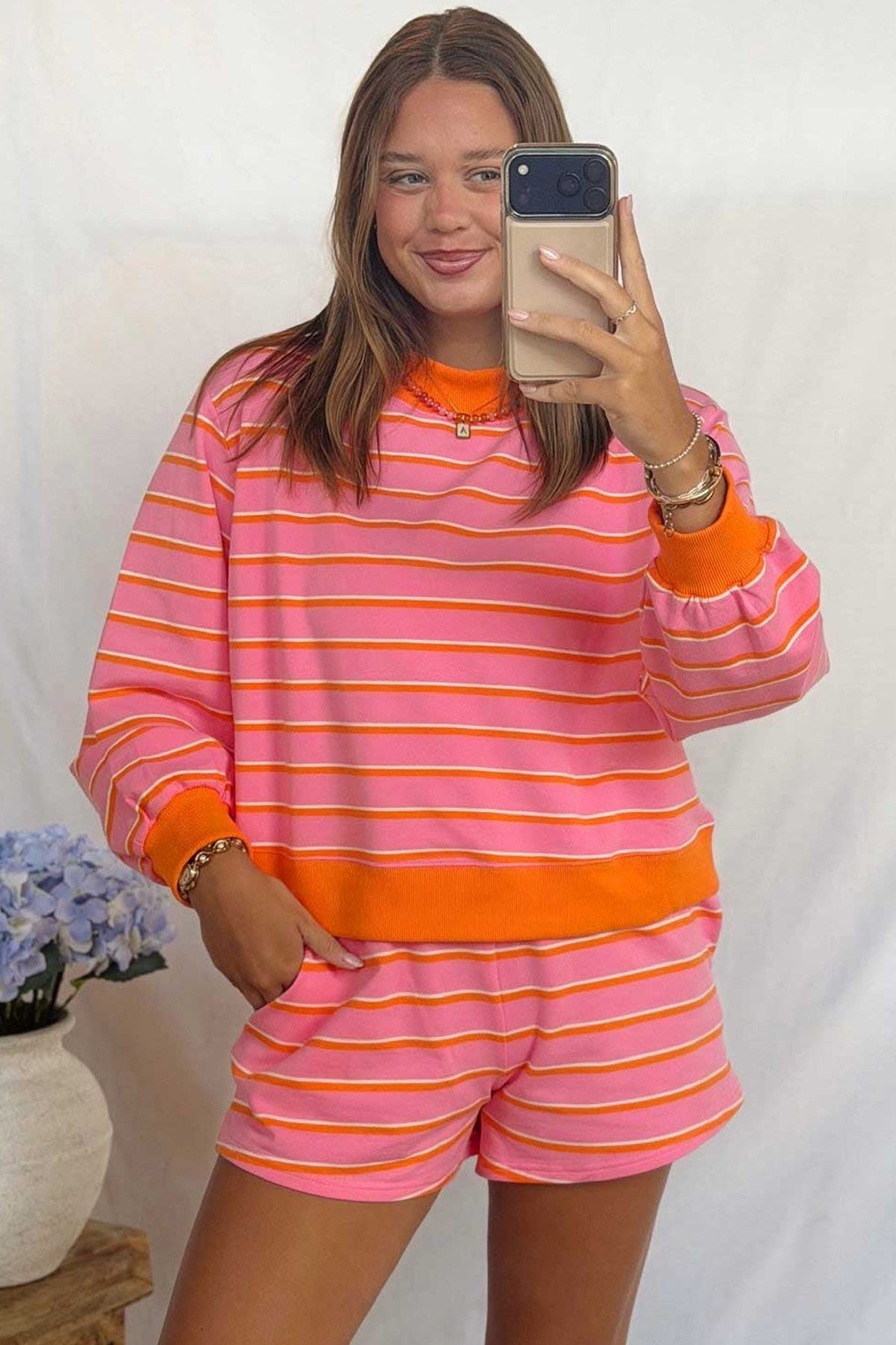 Conjunto de 2 piezas: jersey de manga larga con bolsillos y shorts con ribete de bloques de color y rayas rosas.