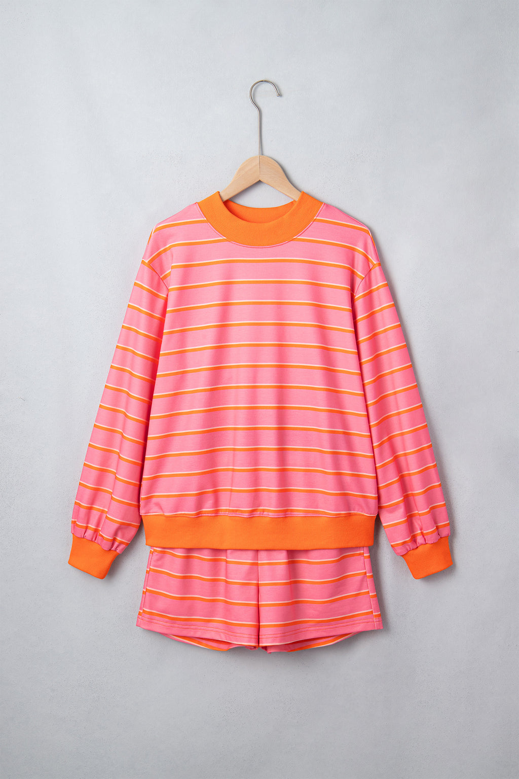 Conjunto de 2 piezas: jersey de manga larga con bolsillos y shorts con ribete de bloques de color y rayas rosas.