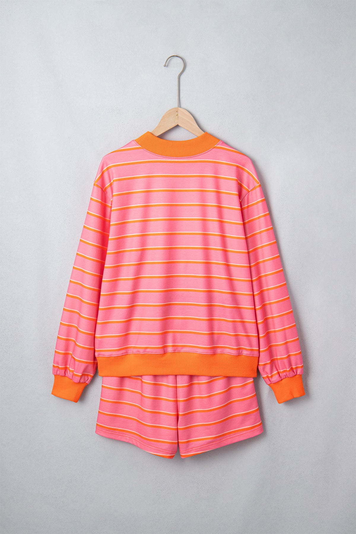 Conjunto de 2 piezas: jersey de manga larga con bolsillos y shorts con ribete de bloques de color y rayas rosas.