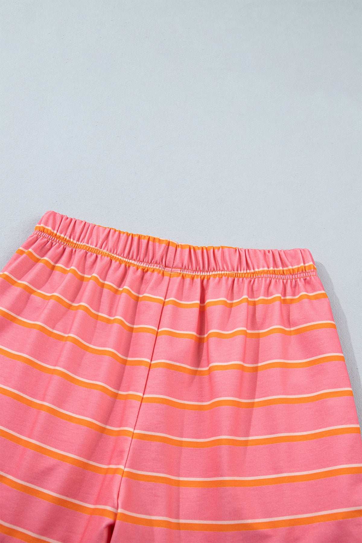 Conjunto de 2 piezas: jersey de manga larga con bolsillos y shorts con ribete de bloques de color y rayas rosas.