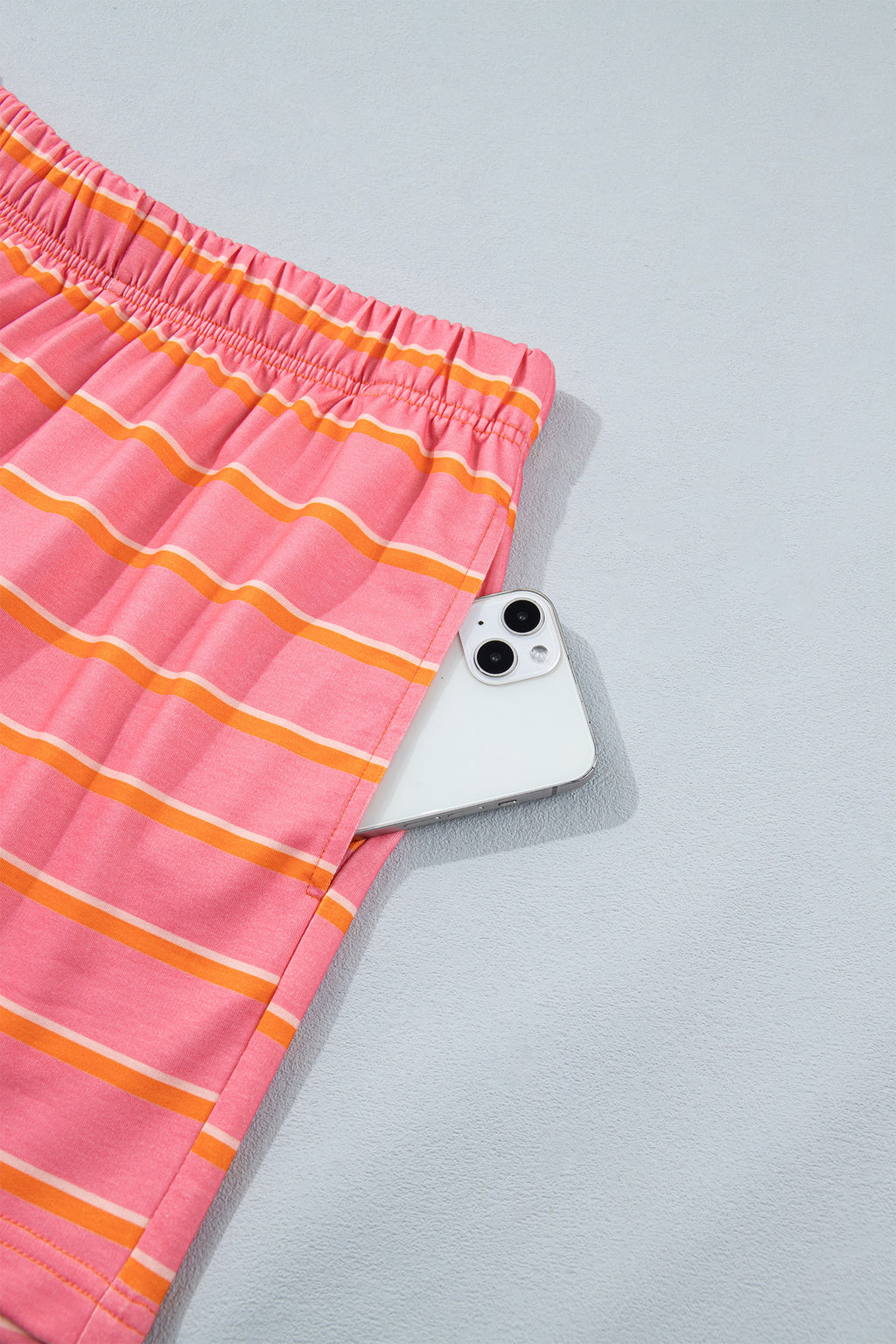 Conjunto de 2 piezas: jersey de manga larga con bolsillos y shorts con ribete de bloques de color y rayas rosas.