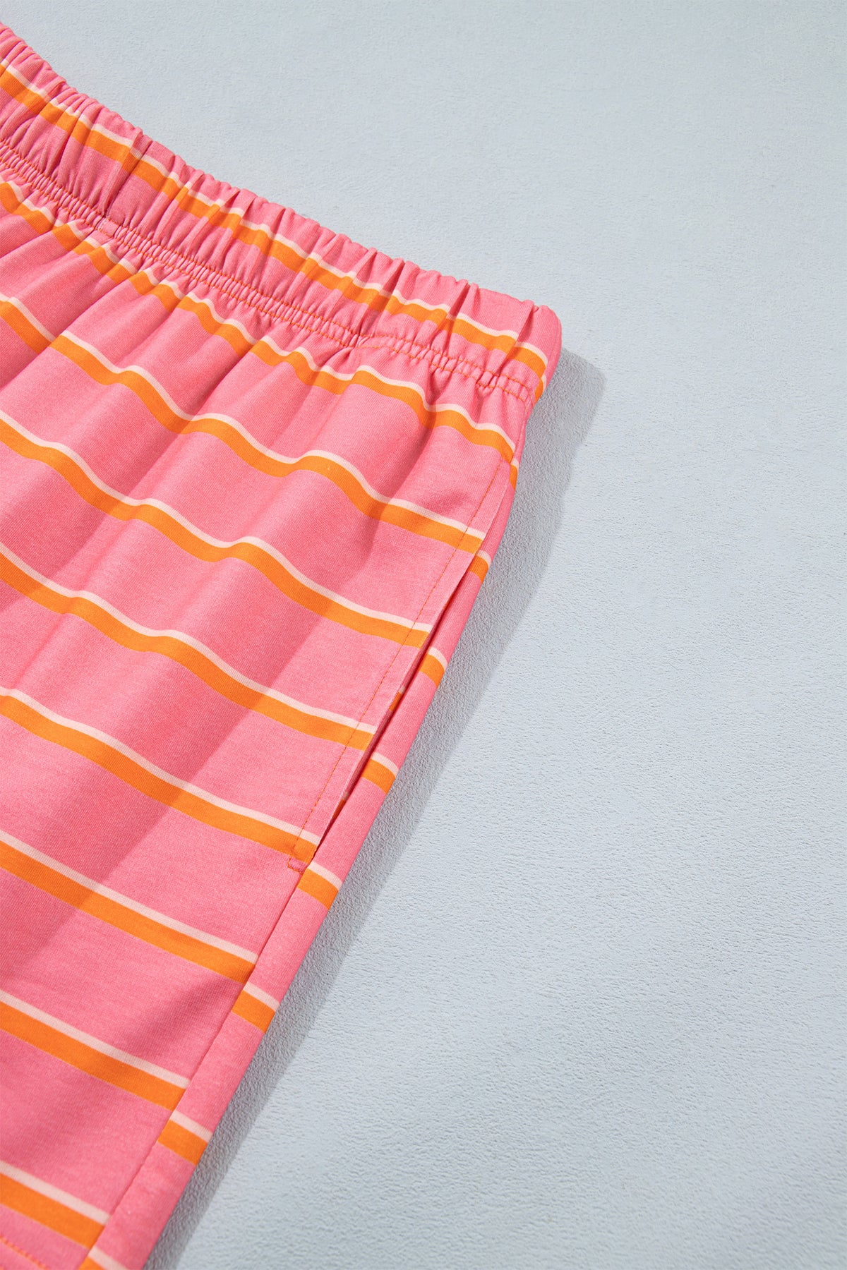 Conjunto de 2 piezas: jersey de manga larga con bolsillos y shorts con ribete de bloques de color y rayas rosas.
