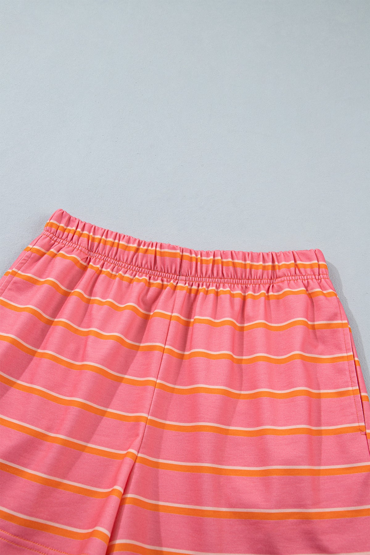 Conjunto de 2 piezas: jersey de manga larga con bolsillos y shorts con ribete de bloques de color y rayas rosas.