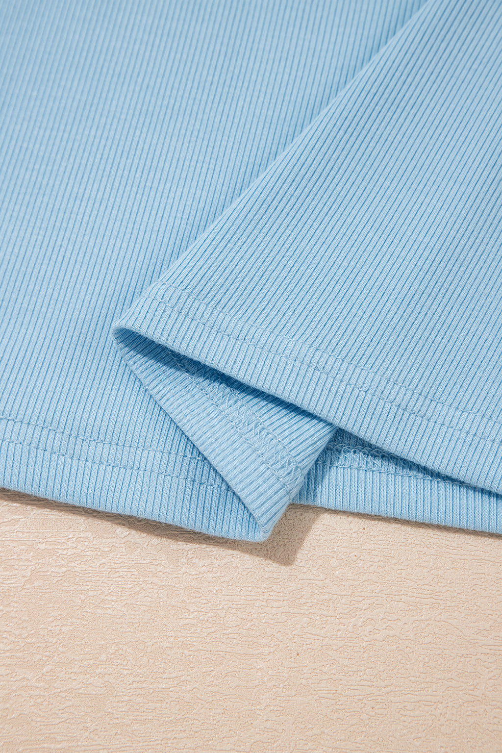 Conjunto de camiseta sin mangas ajustada de canalé azul oscuro y shorts de pierna ancha con bolsillos.