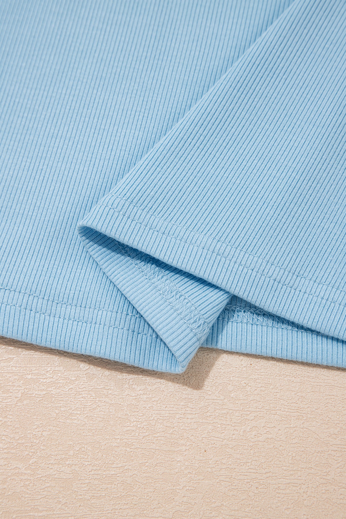 Conjunto de camiseta sin mangas ajustada de canalé azul oscuro y shorts de pierna ancha con bolsillos.