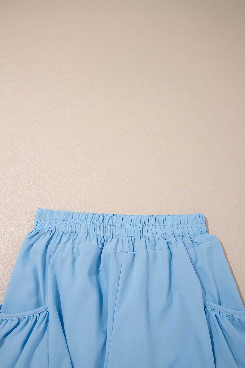 Conjunto de camiseta sin mangas ajustada de canalé azul oscuro y shorts de pierna ancha con bolsillos.