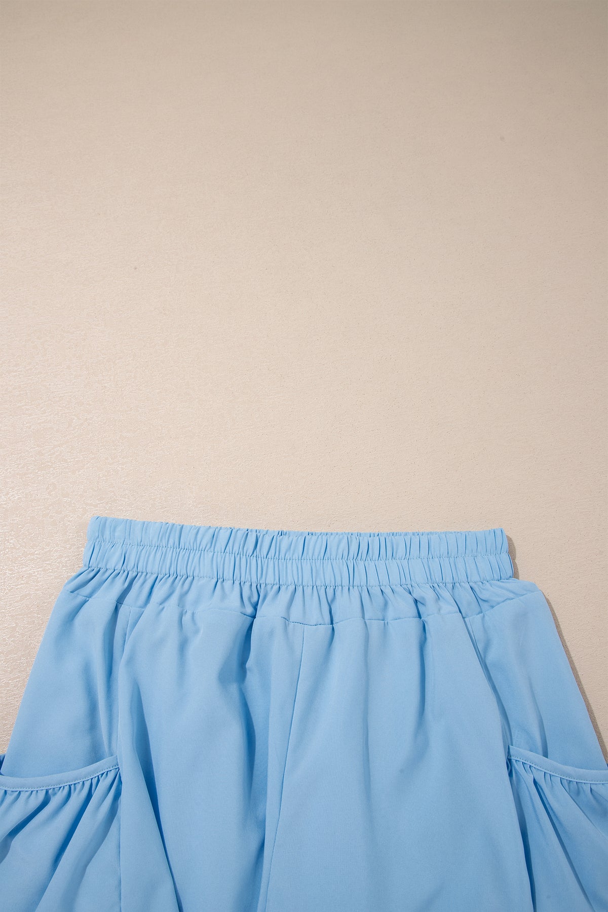 Conjunto de camiseta sin mangas ajustada de canalé azul oscuro y shorts de pierna ancha con bolsillos.