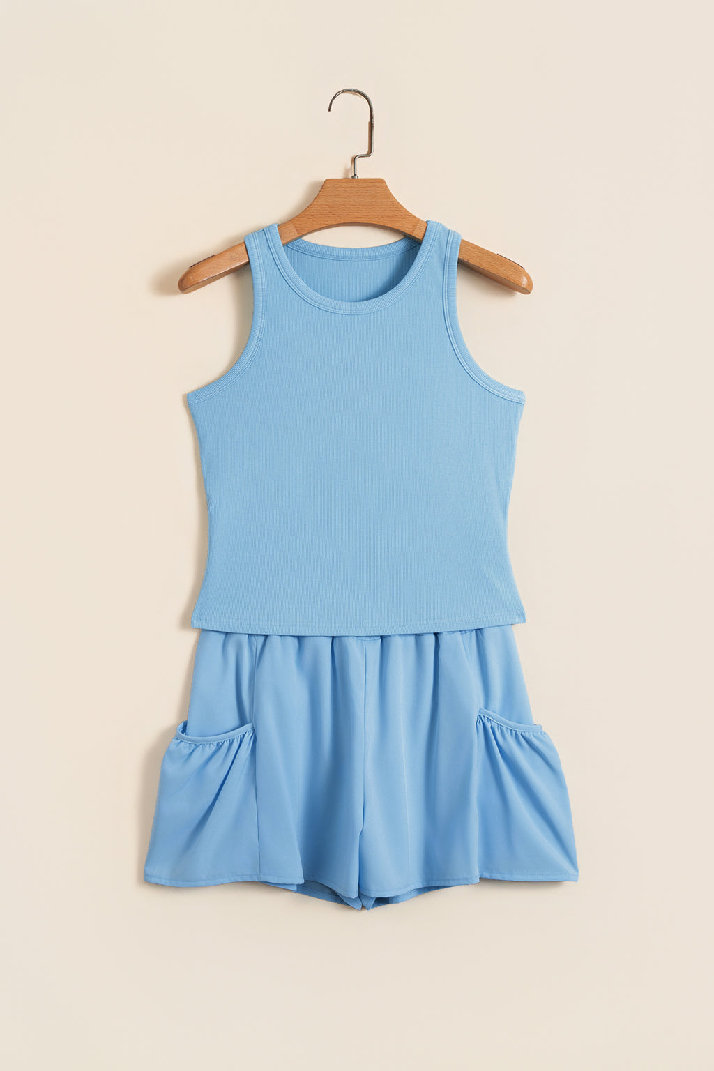 Conjunto de camiseta sin mangas ajustada de canalé azul oscuro y shorts de pierna ancha con bolsillos.