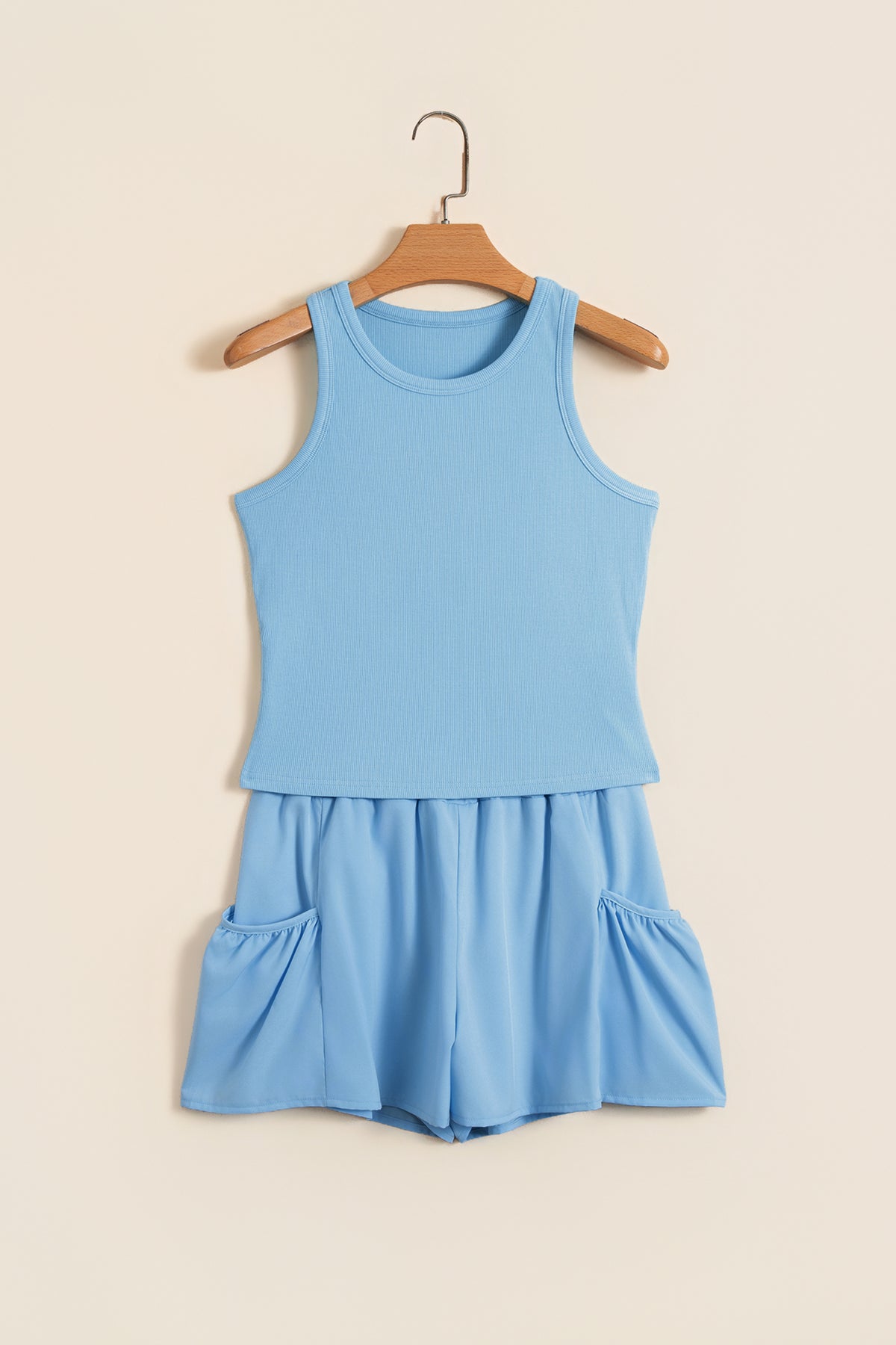 Conjunto de camiseta sin mangas ajustada de canalé azul oscuro y shorts de pierna ancha con bolsillos.