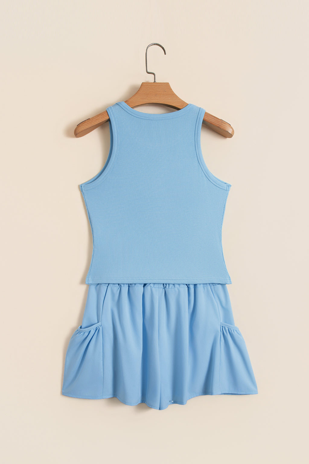 Conjunto de camiseta sin mangas ajustada de canalé azul oscuro y shorts de pierna ancha con bolsillos.