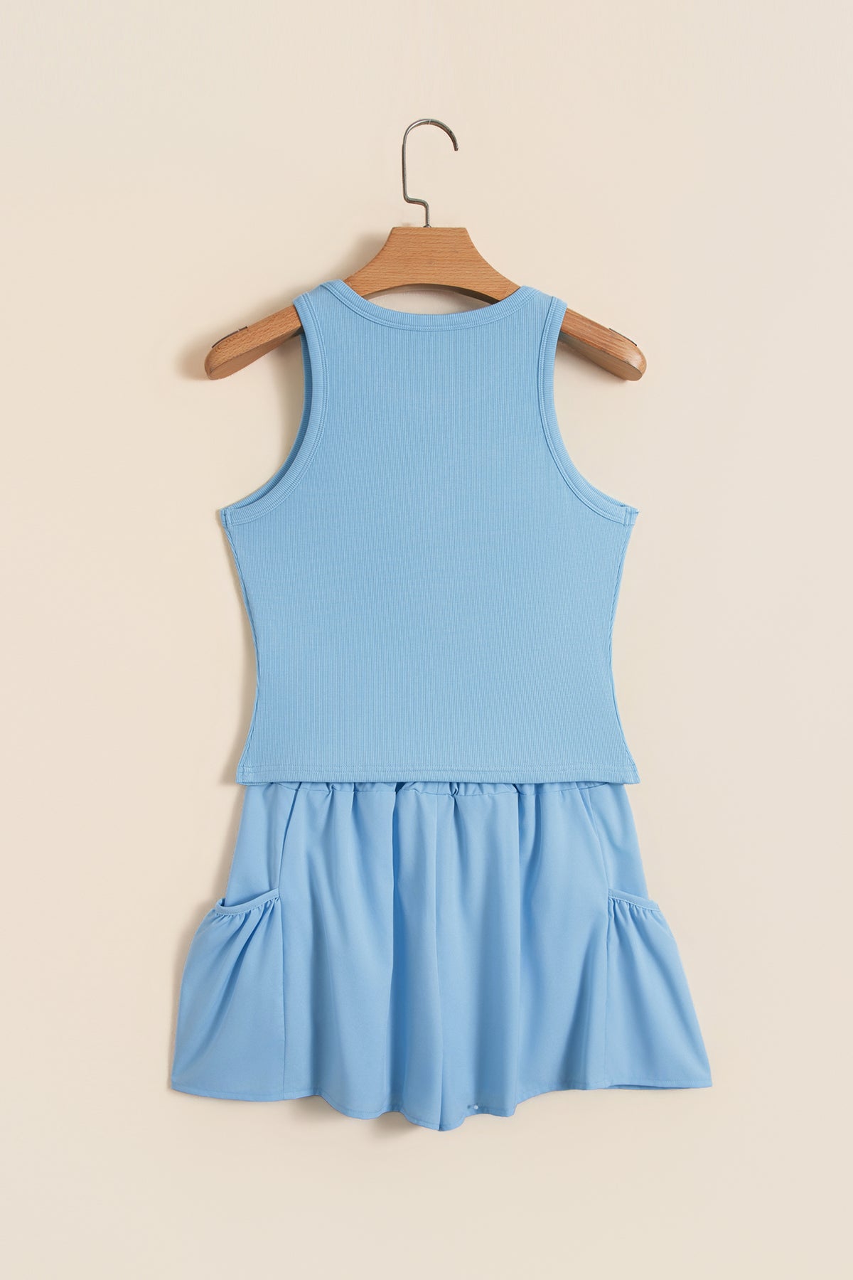 Conjunto de camiseta sin mangas ajustada de canalé azul oscuro y shorts de pierna ancha con bolsillos.