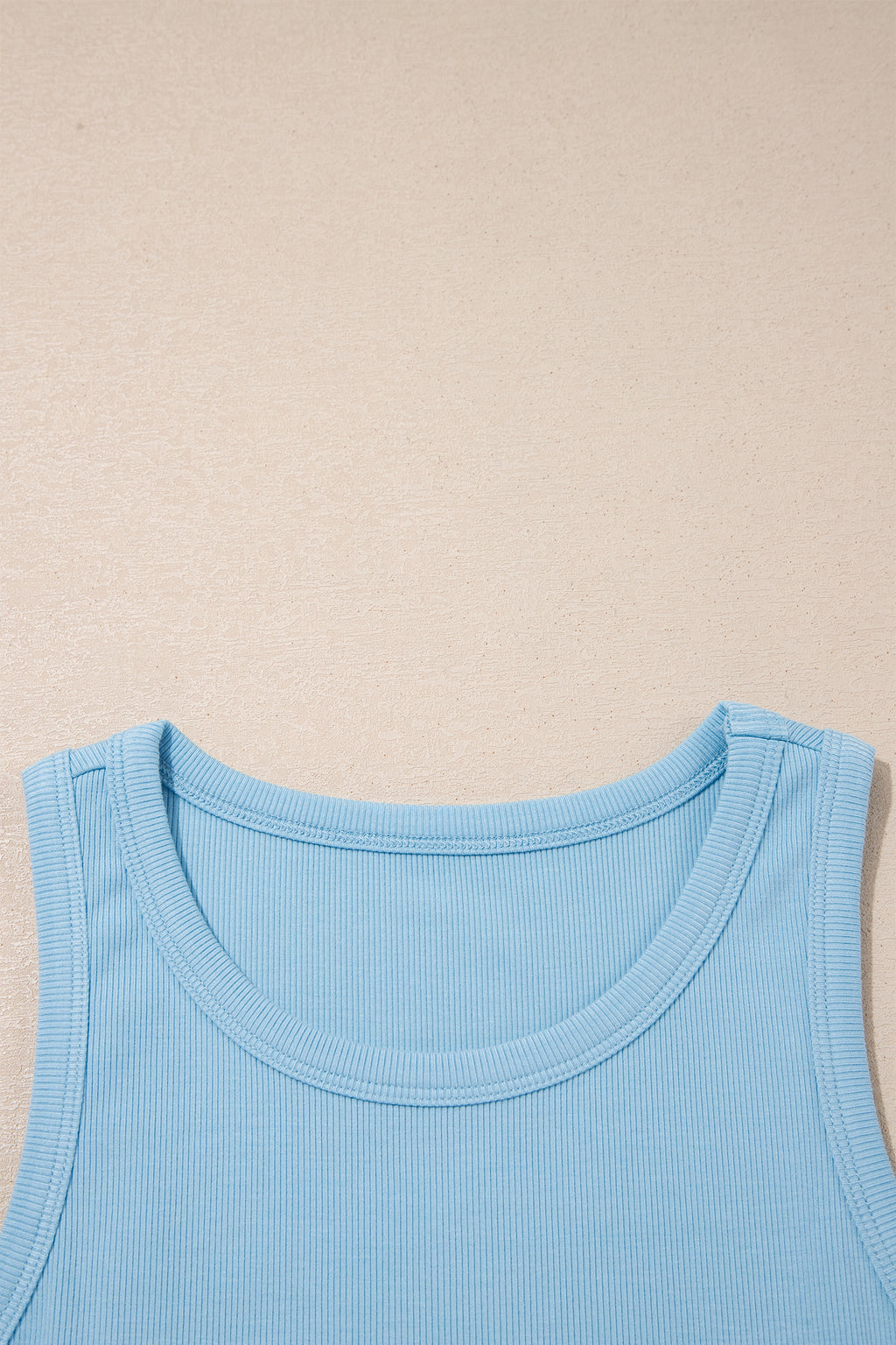 Conjunto de camiseta sin mangas ajustada de canalé azul oscuro y shorts de pierna ancha con bolsillos.
