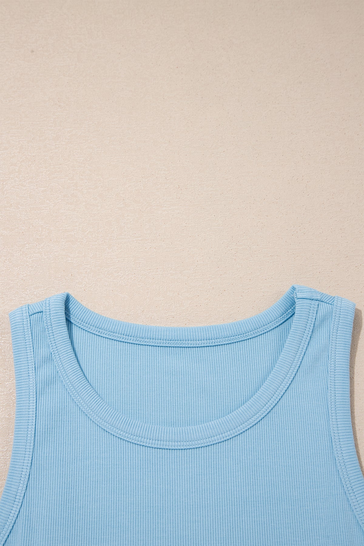 Conjunto de camiseta sin mangas ajustada de canalé azul oscuro y shorts de pierna ancha con bolsillos.
