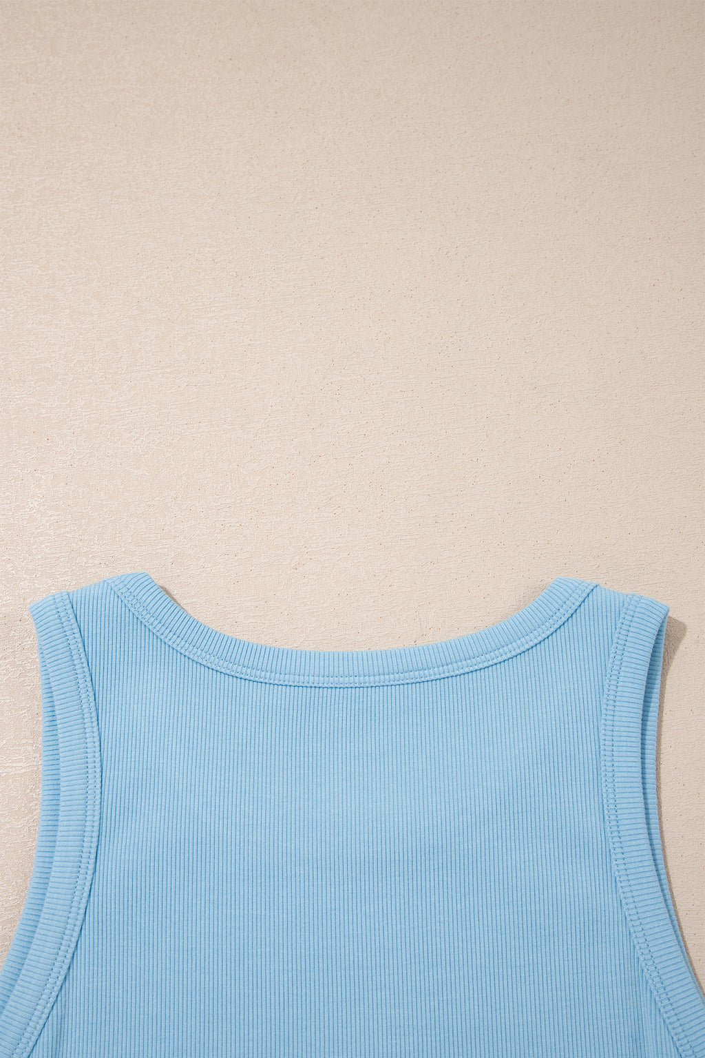 Conjunto de camiseta sin mangas ajustada de canalé azul oscuro y shorts de pierna ancha con bolsillos.