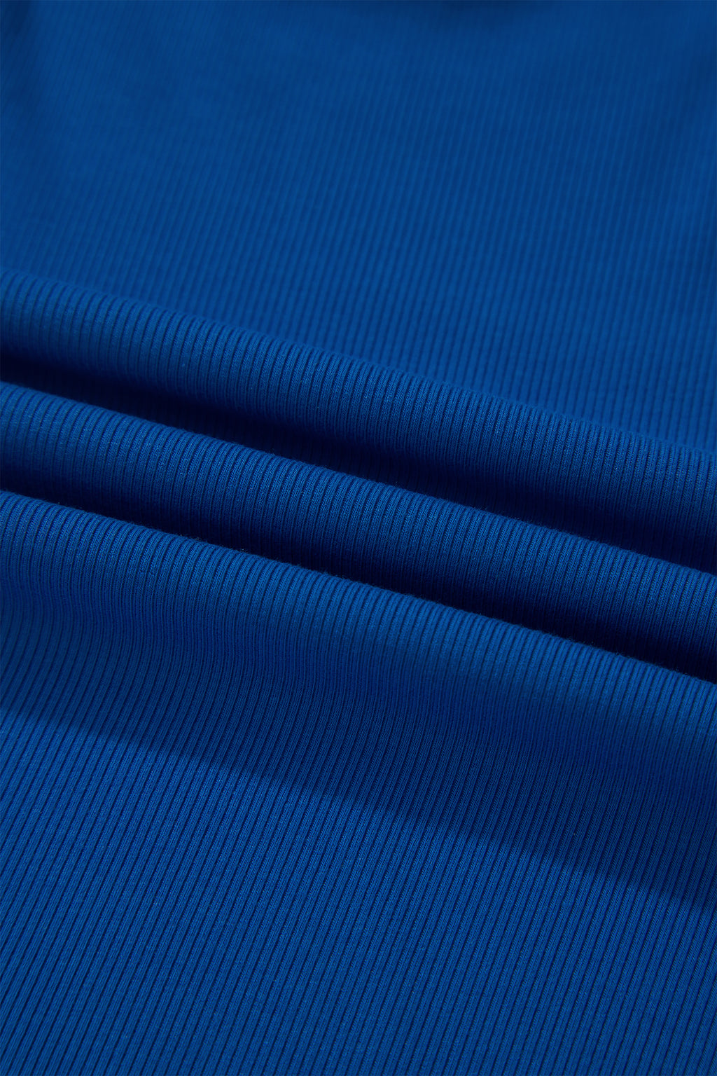 Conjunto de camiseta sin mangas ajustada de canalé azul oscuro y shorts de pierna ancha con bolsillos.