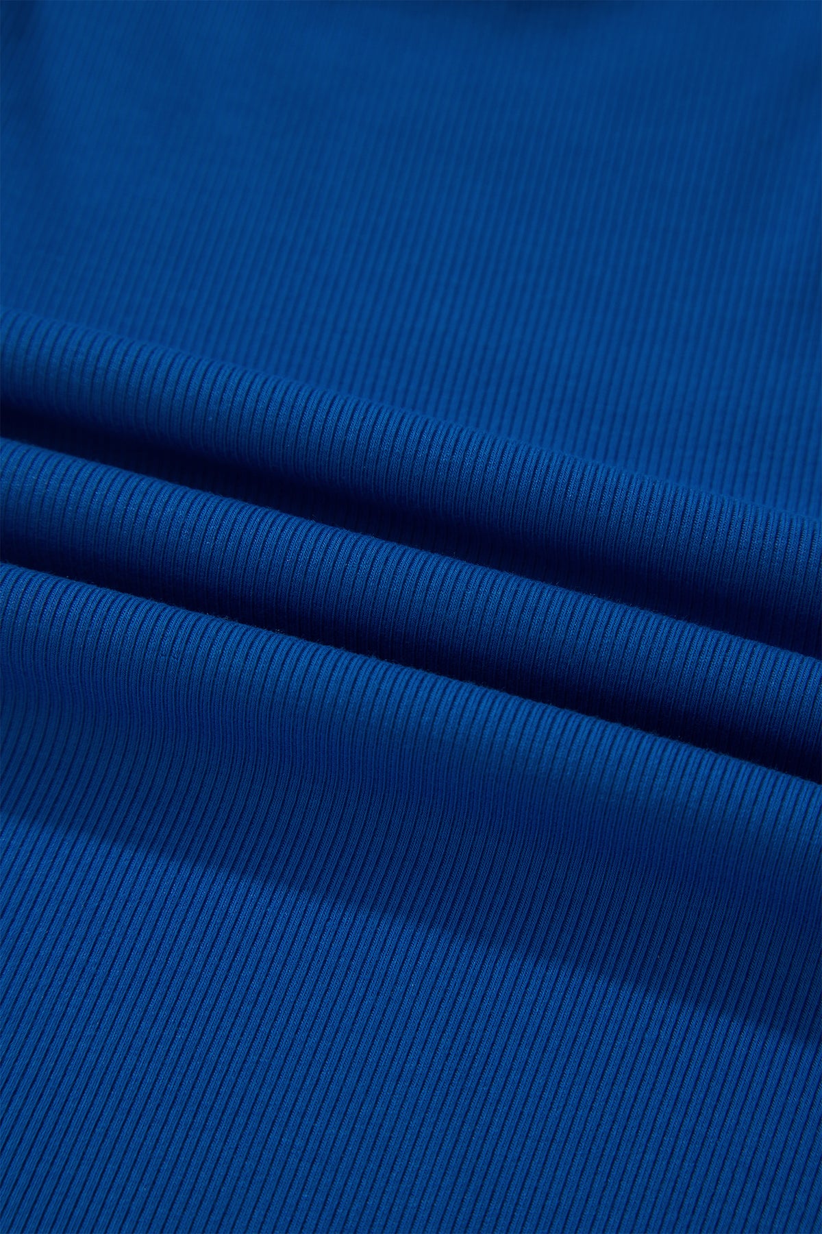 Conjunto de camiseta sin mangas ajustada de canalé azul oscuro y shorts de pierna ancha con bolsillos.