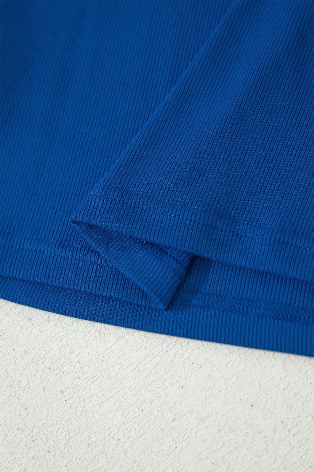 Conjunto de camiseta sin mangas ajustada de canalé azul oscuro y shorts de pierna ancha con bolsillos.