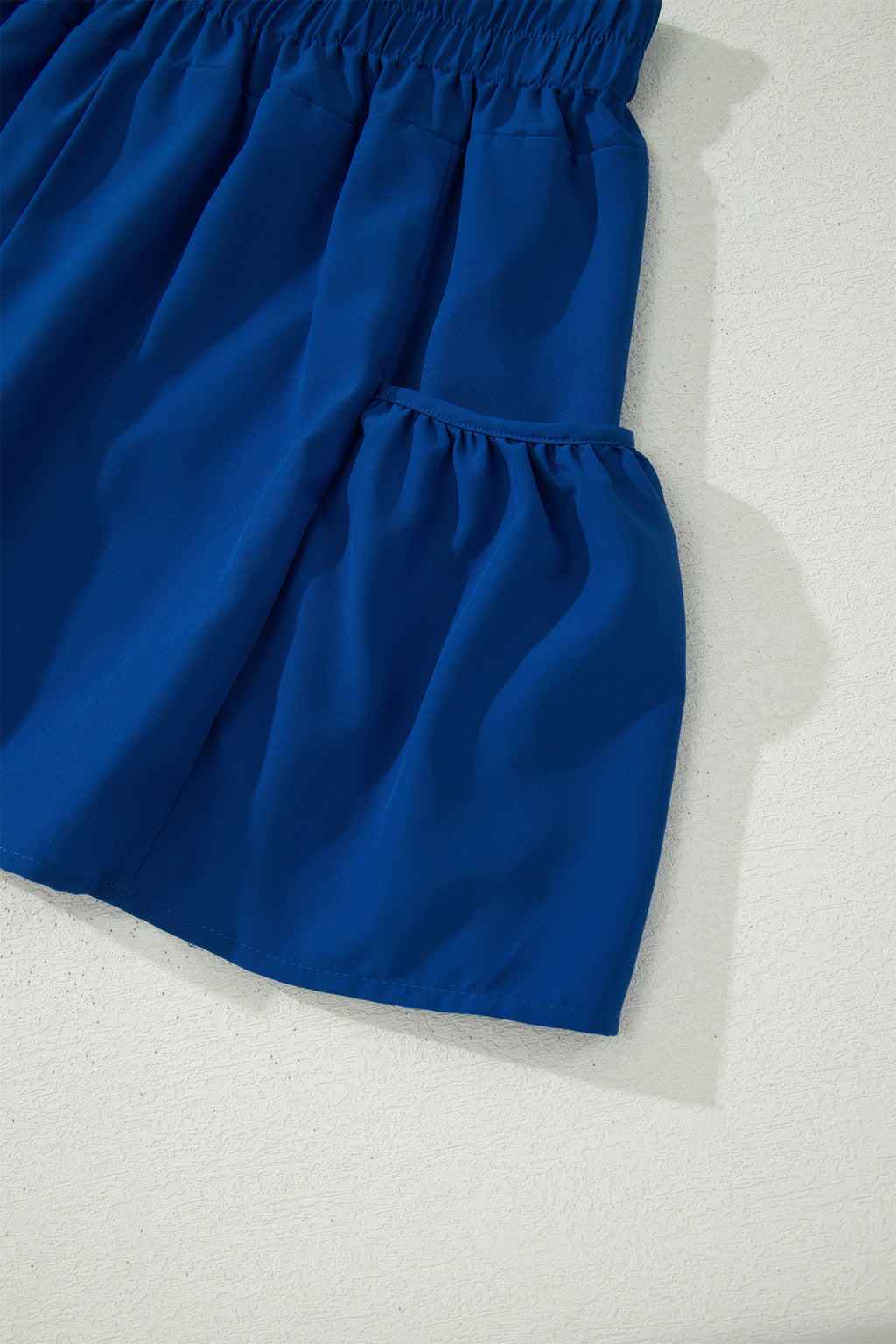 Conjunto de camiseta sin mangas ajustada de canalé azul oscuro y shorts de pierna ancha con bolsillos.