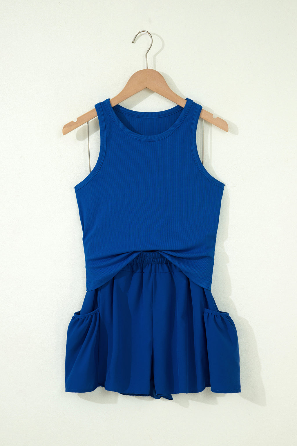 Conjunto de camiseta sin mangas ajustada de canalé azul oscuro y shorts de pierna ancha con bolsillos.