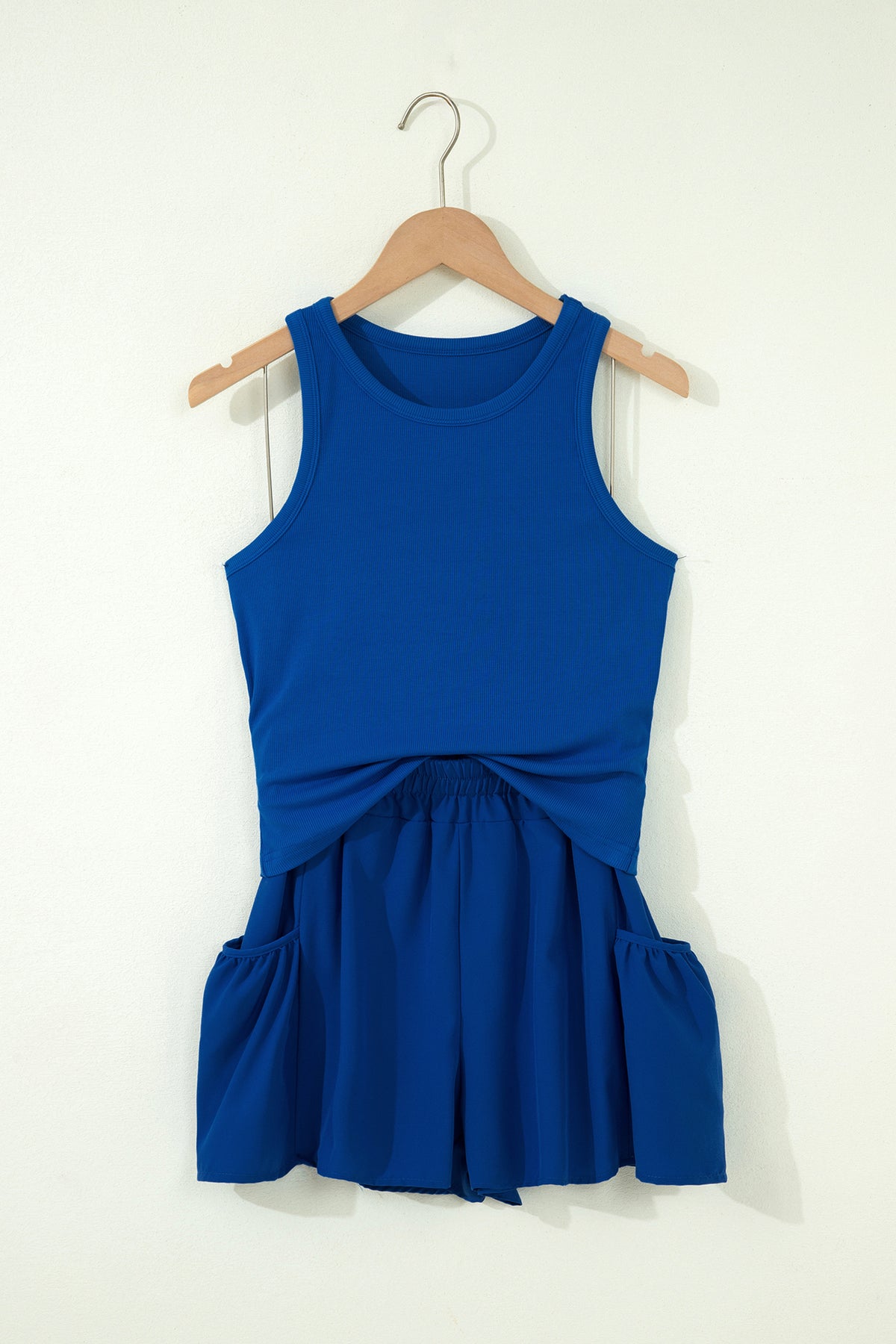 Conjunto de camiseta sin mangas ajustada de canalé azul oscuro y shorts de pierna ancha con bolsillos.