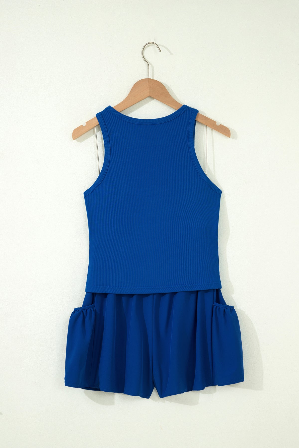 Conjunto de camiseta sin mangas ajustada de canalé azul oscuro y shorts de pierna ancha con bolsillos.