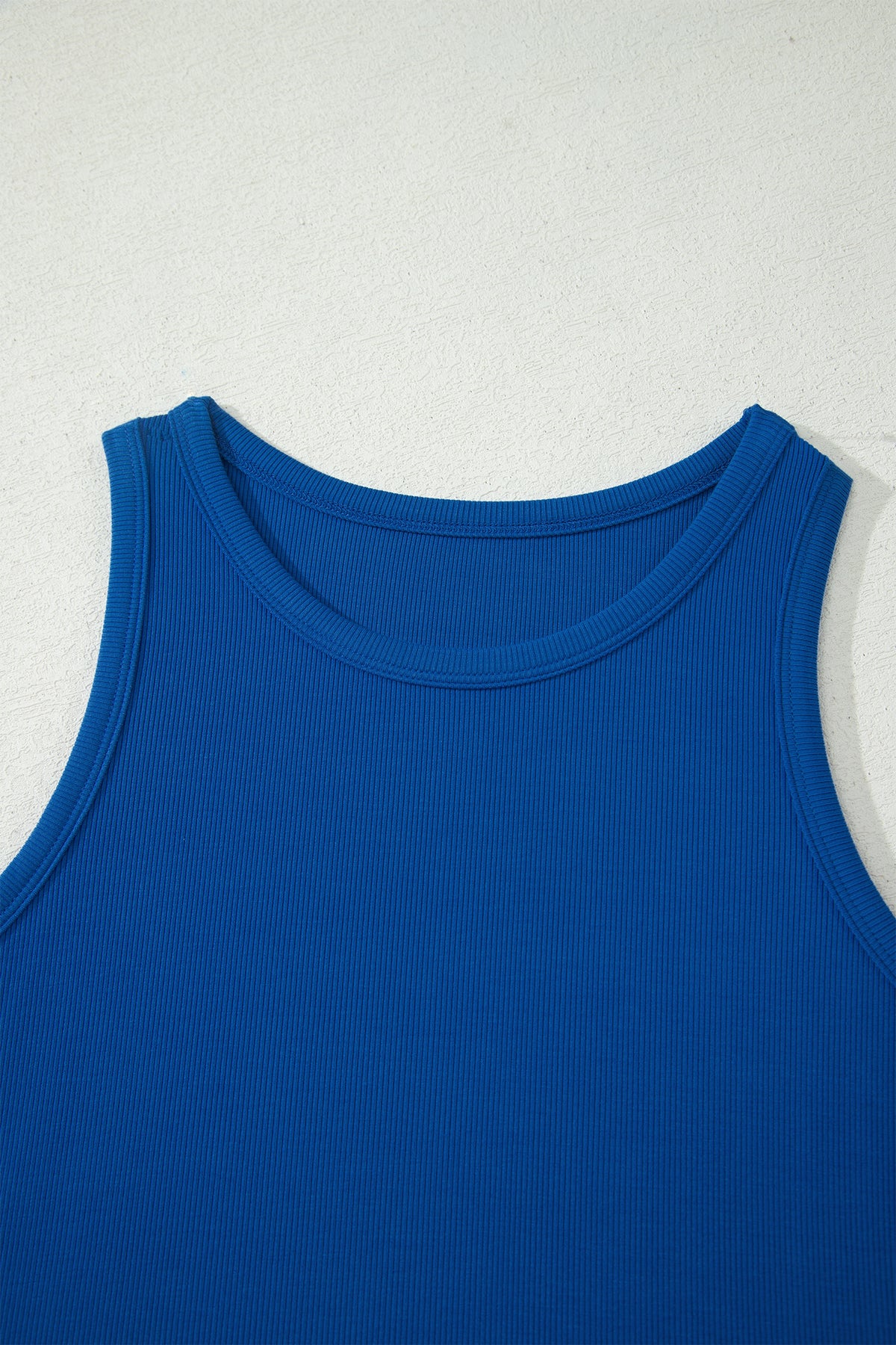 Conjunto de camiseta sin mangas ajustada de canalé azul oscuro y shorts de pierna ancha con bolsillos.