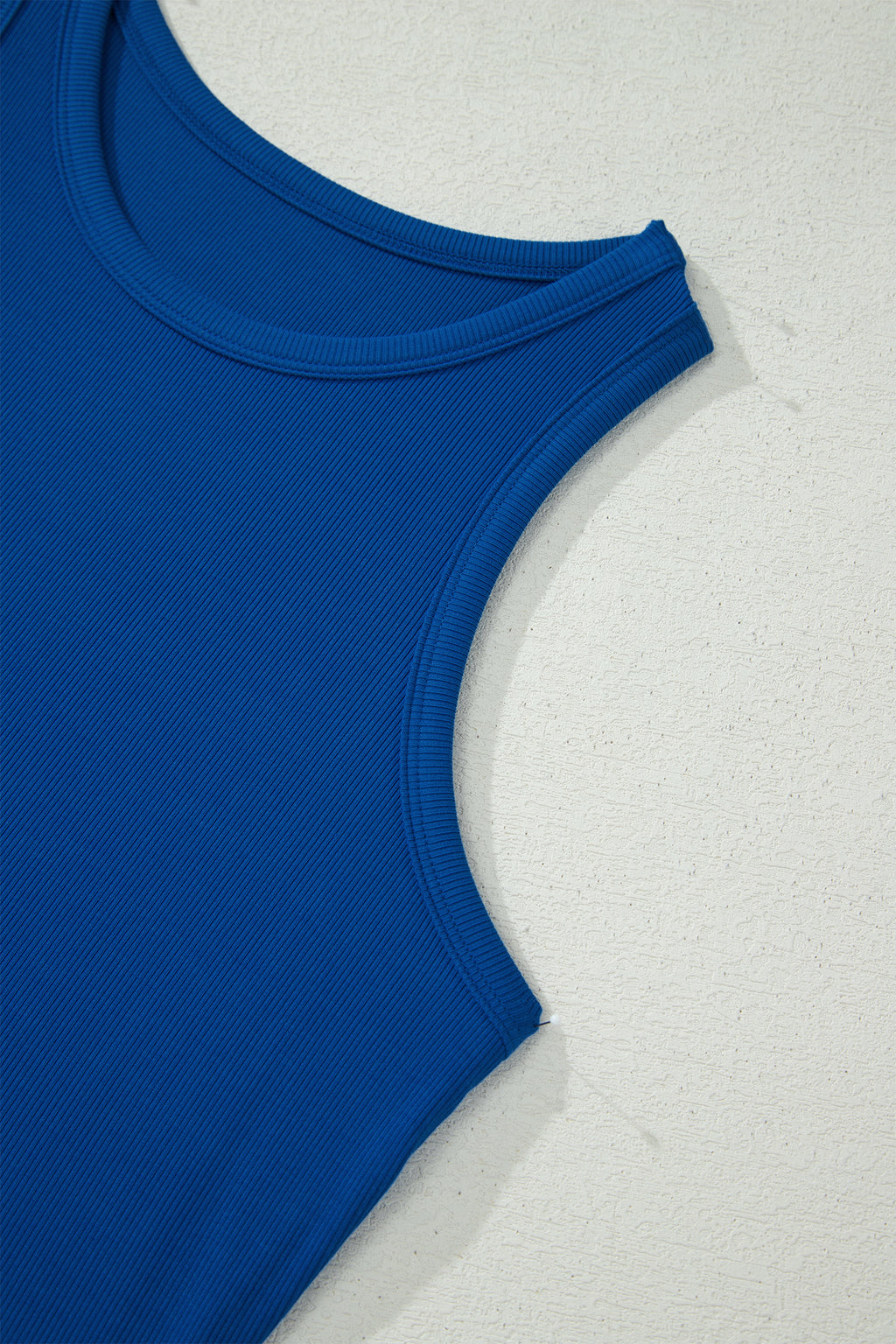 Conjunto de camiseta sin mangas ajustada de canalé azul oscuro y shorts de pierna ancha con bolsillos.