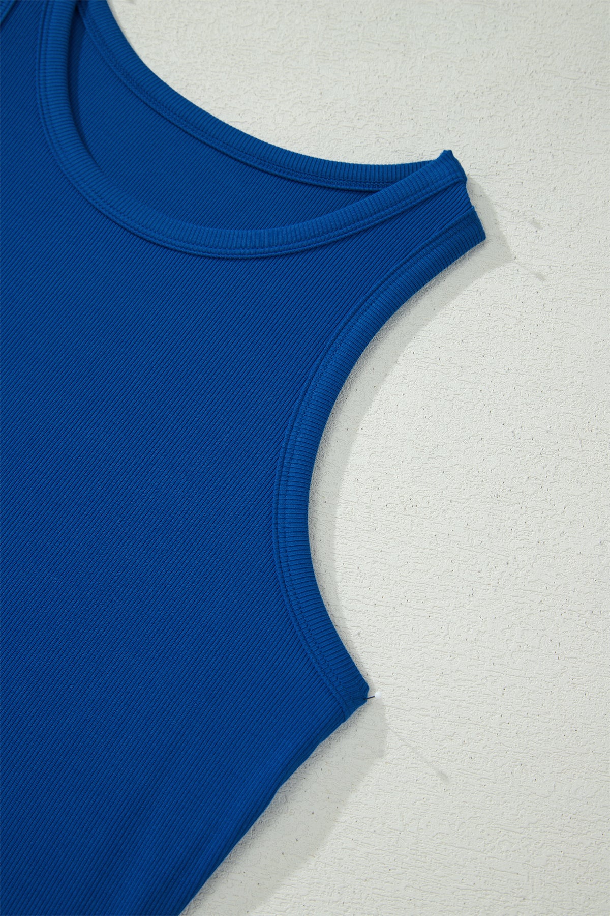 Conjunto de camiseta sin mangas ajustada de canalé azul oscuro y shorts de pierna ancha con bolsillos.