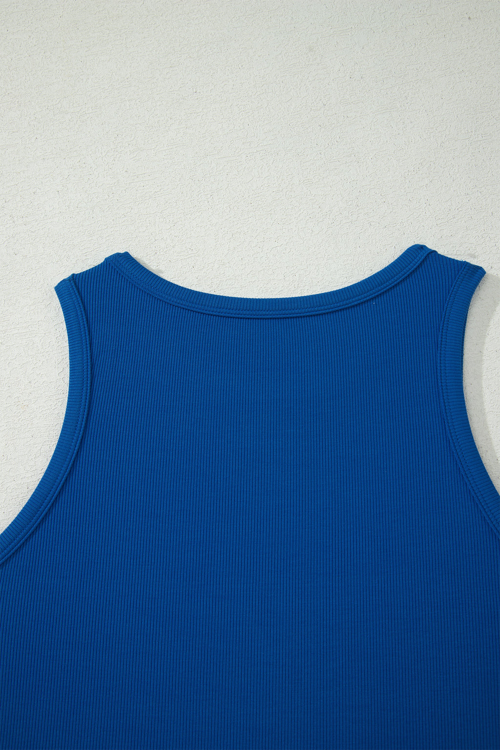 Conjunto de camiseta sin mangas ajustada de canalé azul oscuro y shorts de pierna ancha con bolsillos.