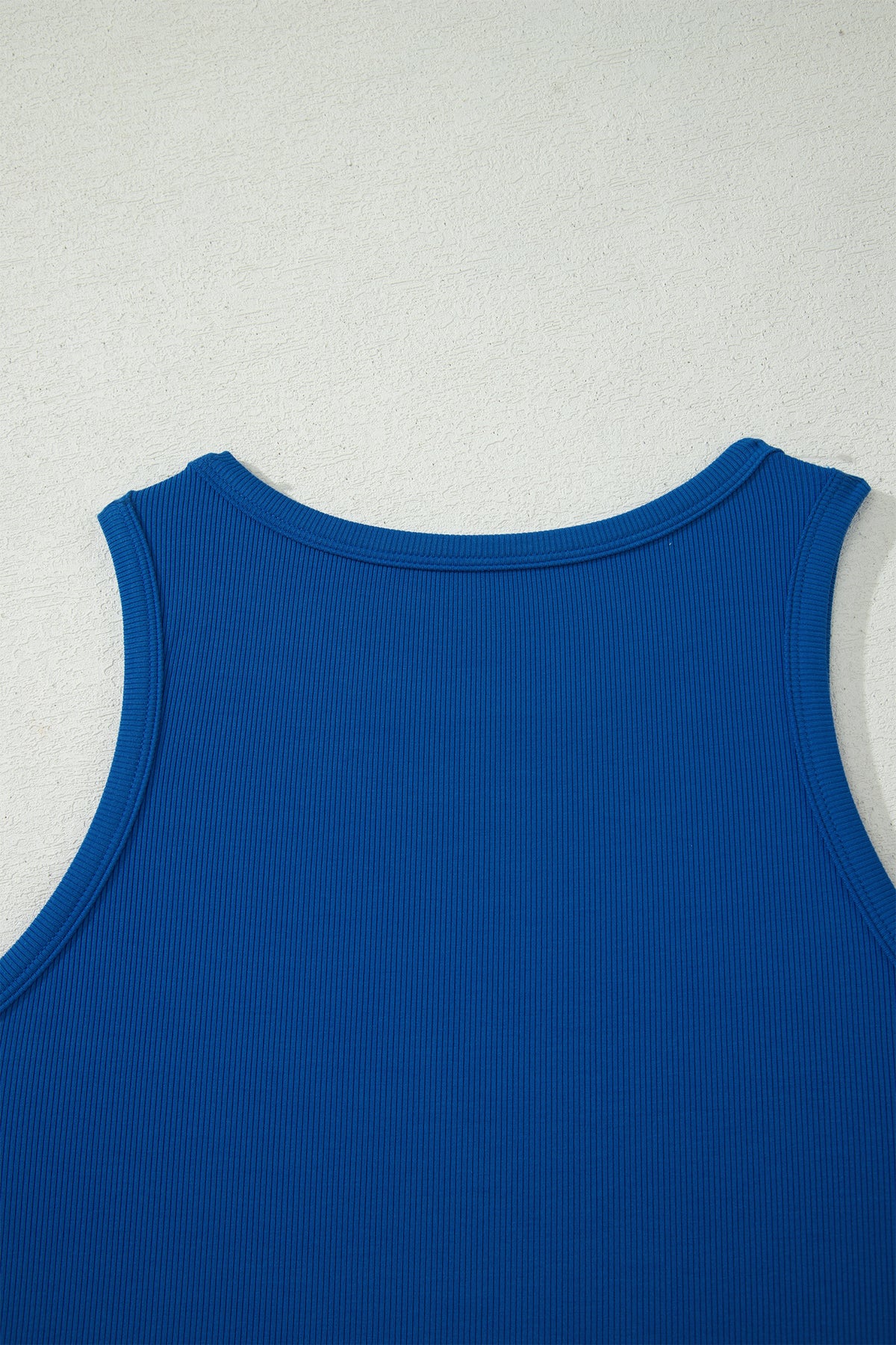 Conjunto de camiseta sin mangas ajustada de canalé azul oscuro y shorts de pierna ancha con bolsillos.