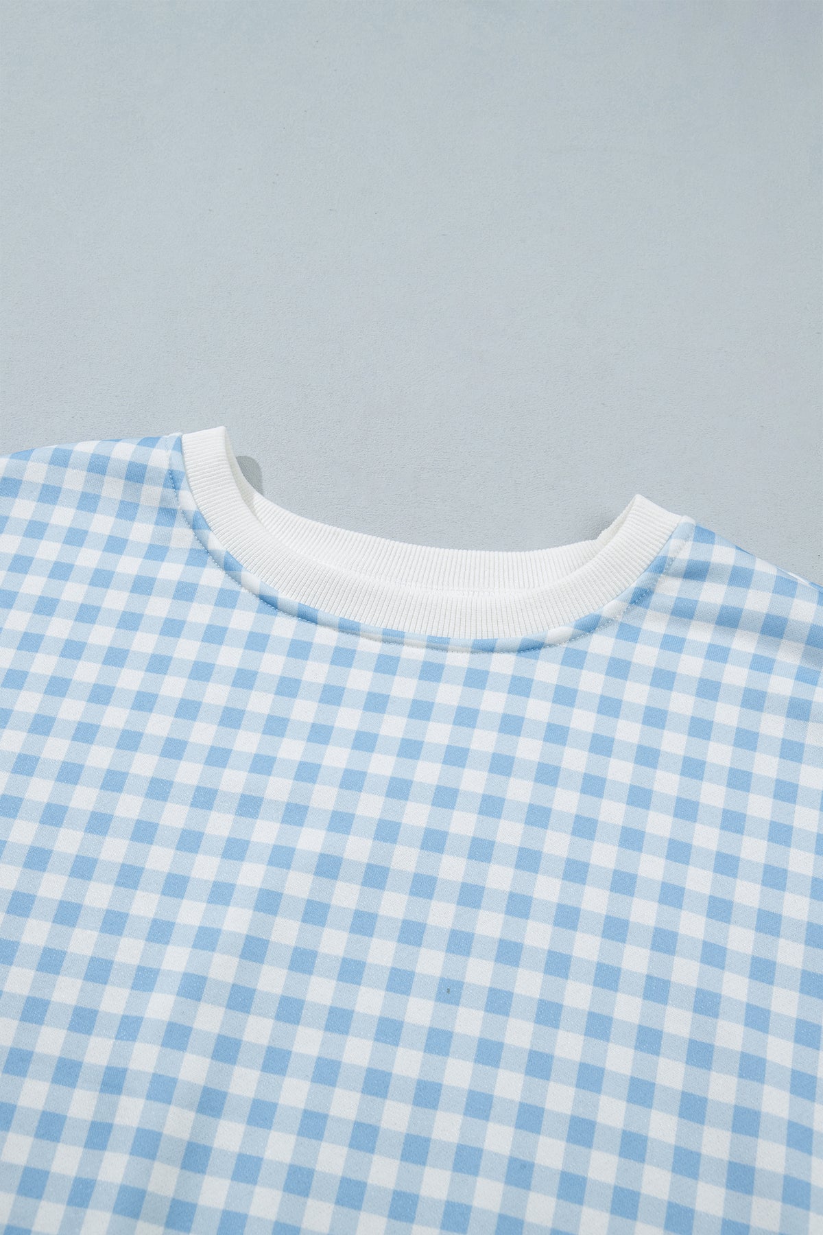 Conjunto de 2 piezas: jersey holgado de cuadros azul cielo con cordón ajustable y shorts casuales.