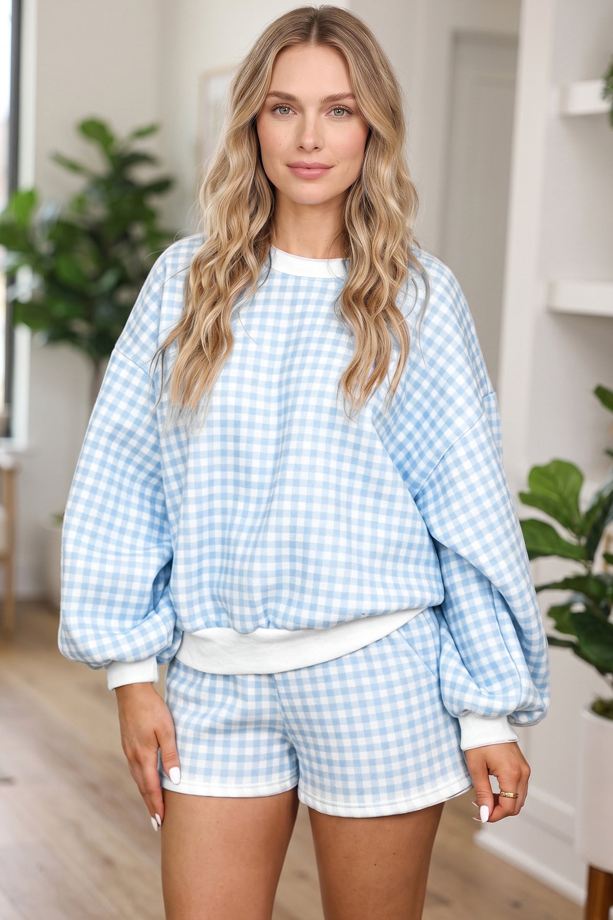 Conjunto de 2 piezas: jersey holgado de cuadros azul cielo con cordón ajustable y shorts casuales.