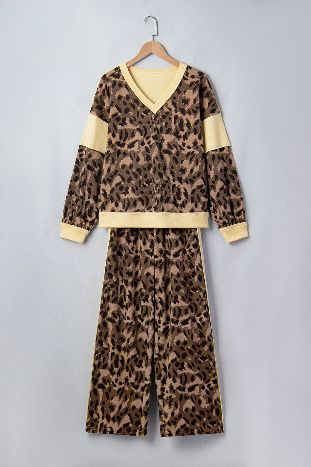 Conjunto de pantalón ancho con cuello en V y manga larga con estampado de leopardo marrón