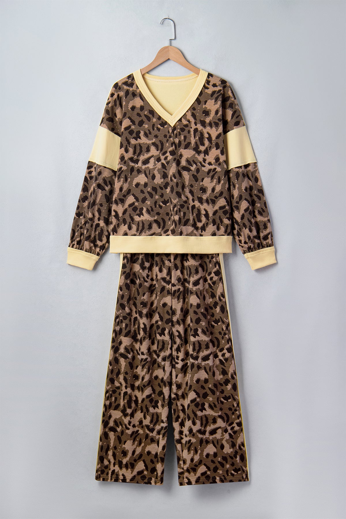 Conjunto de pantalón ancho con cuello en V y manga larga con estampado de leopardo marrón