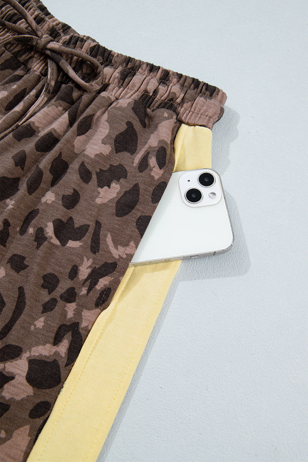 Conjunto de pantalón ancho con cuello en V y manga larga con estampado de leopardo marrón