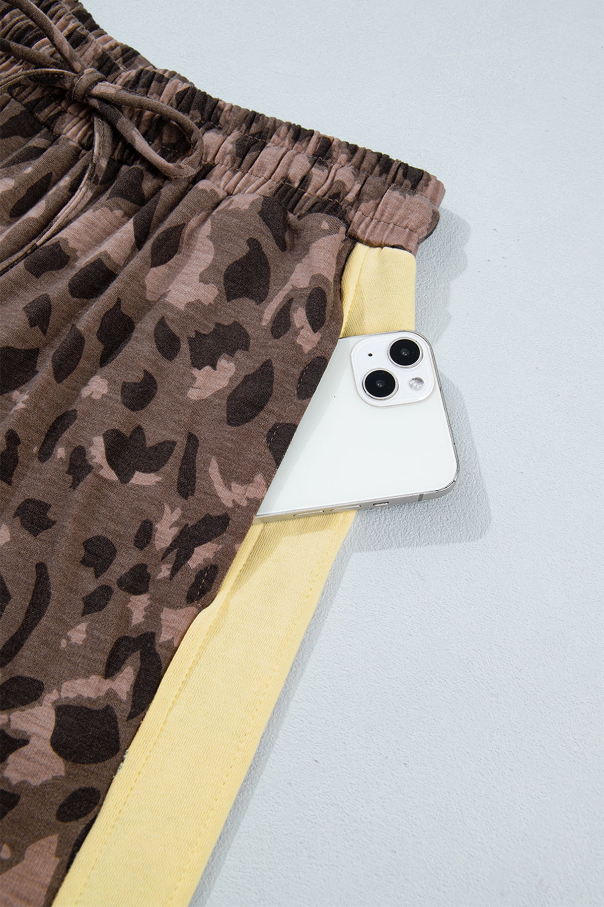 Conjunto de pantalón ancho con cuello en V y manga larga con estampado de leopardo marrón