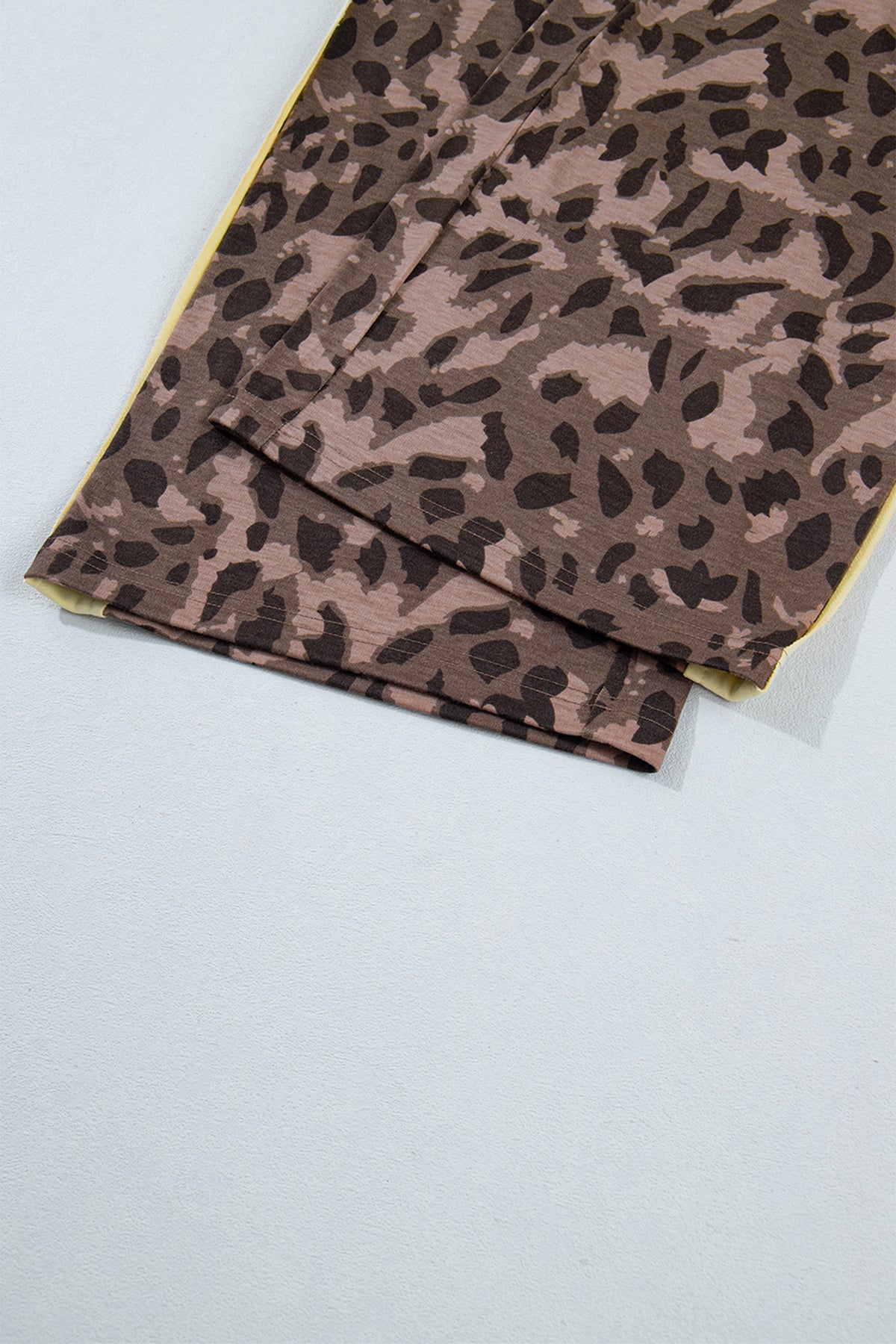 Conjunto de pantalón ancho con cuello en V y manga larga con estampado de leopardo marrón