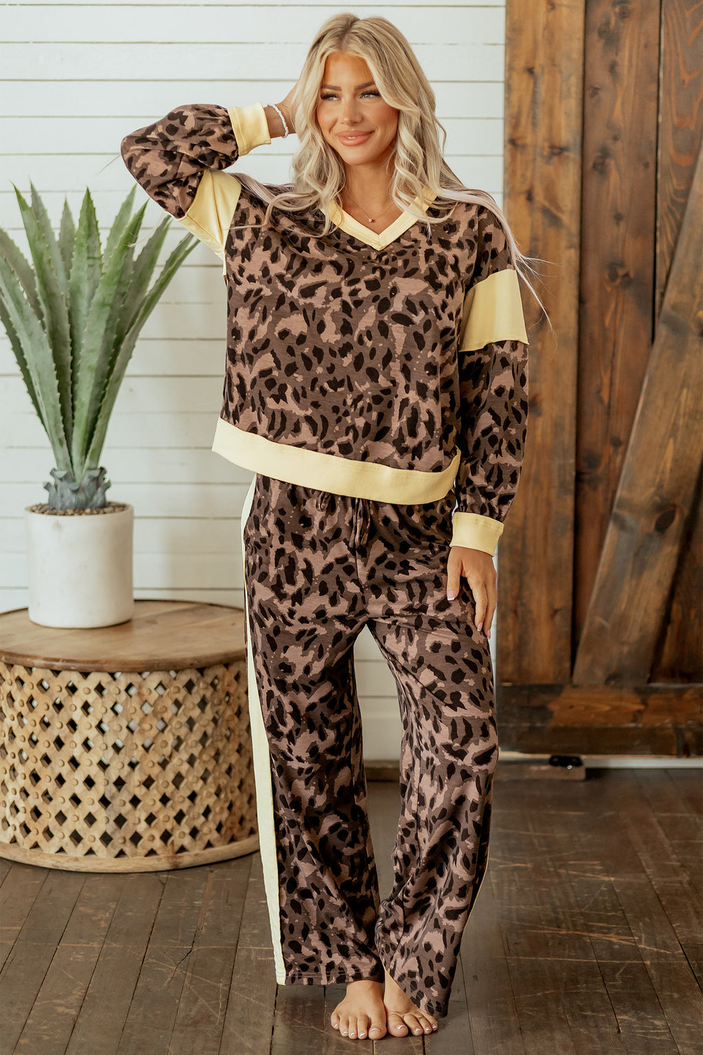 Conjunto de pantalón ancho con cuello en V y manga larga con estampado de leopardo marrón
