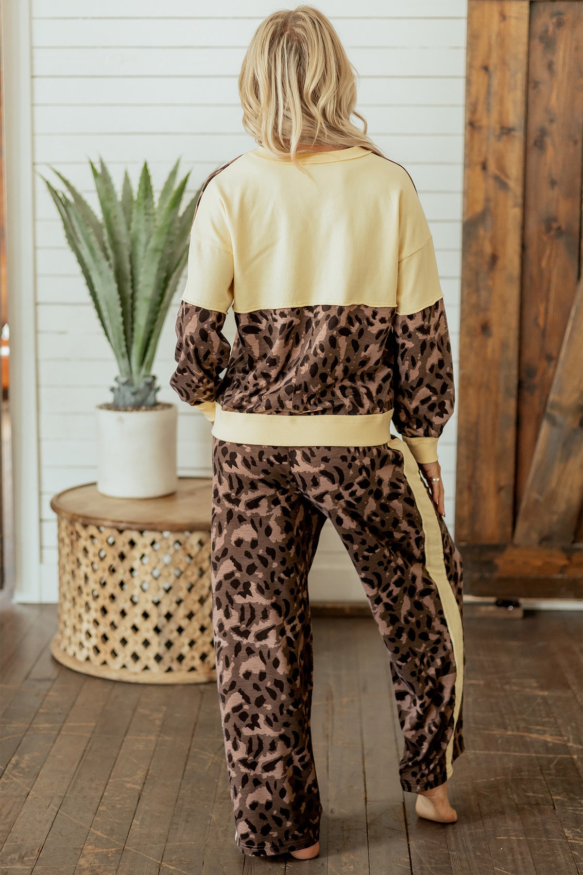Conjunto de pantalón ancho con cuello en V y manga larga con estampado de leopardo marrón