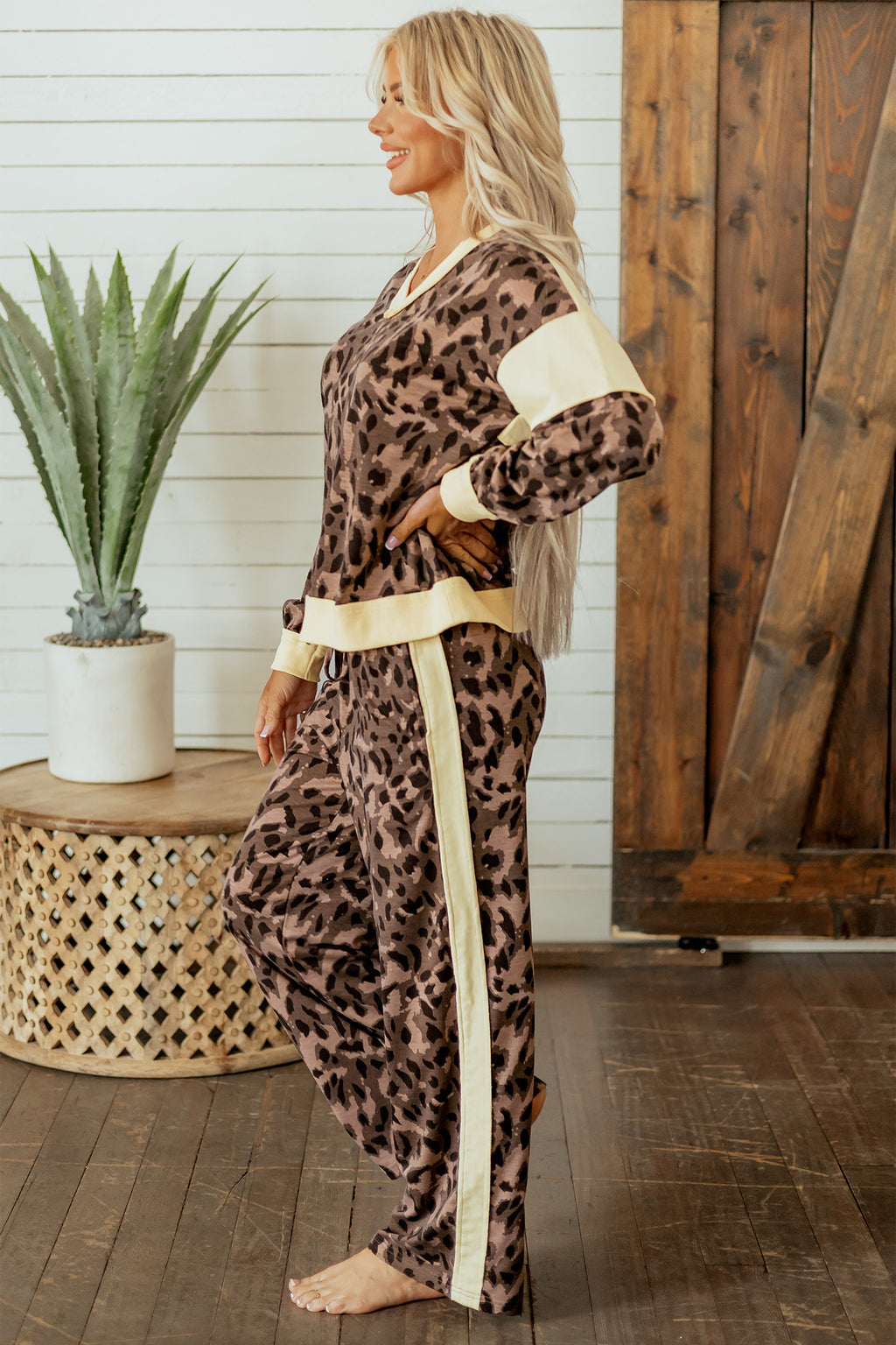 Conjunto de pantalón ancho con cuello en V y manga larga con estampado de leopardo marrón