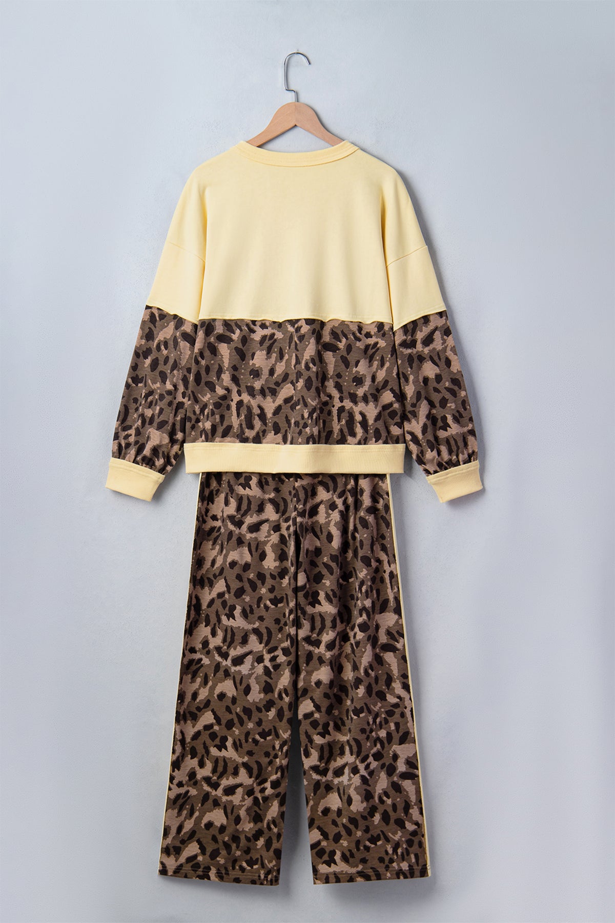 Conjunto de pantalón ancho con cuello en V y manga larga con estampado de leopardo marrón