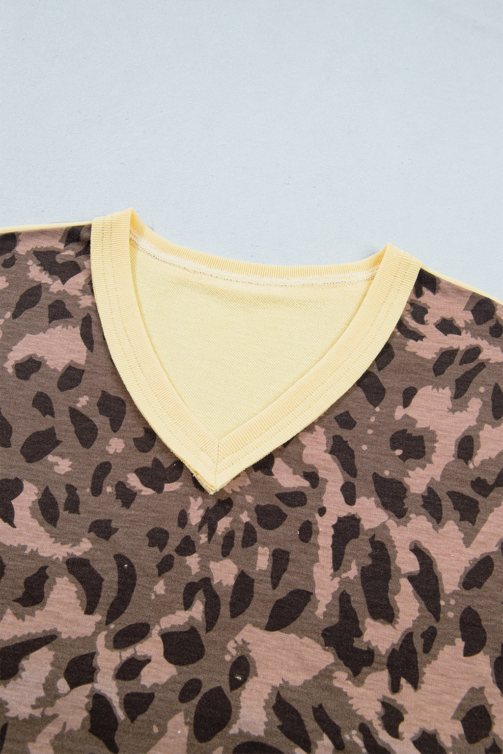 Conjunto de pantalón ancho con cuello en V y manga larga con estampado de leopardo marrón