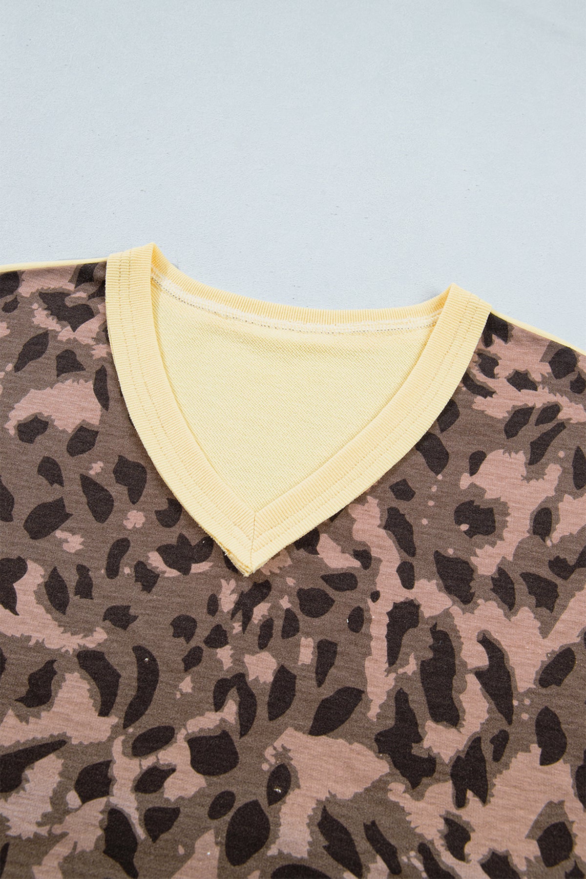 Conjunto de pantalón ancho con cuello en V y manga larga con estampado de leopardo marrón