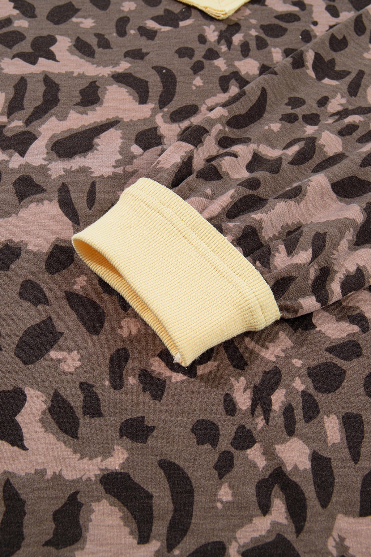 Conjunto de pantalón ancho con cuello en V y manga larga con estampado de leopardo marrón