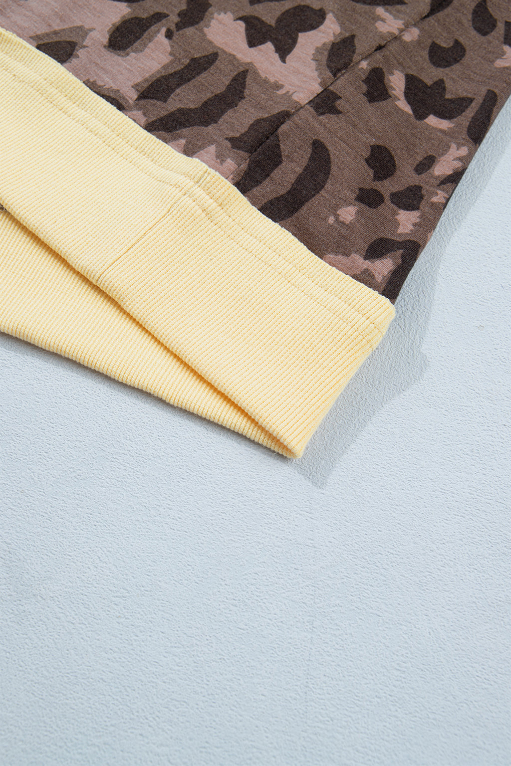 Conjunto de pantalón ancho con cuello en V y manga larga con estampado de leopardo marrón