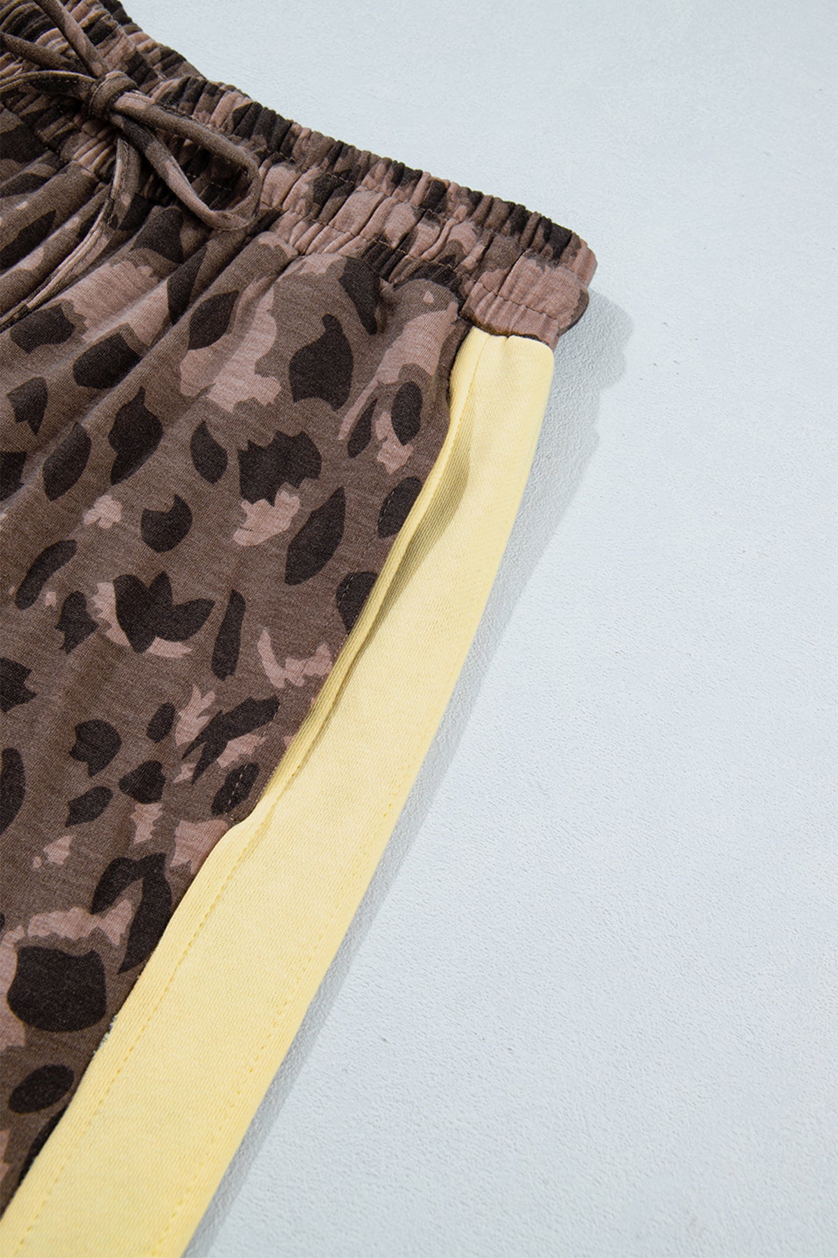 Conjunto de pantalón ancho con cuello en V y manga larga con estampado de leopardo marrón